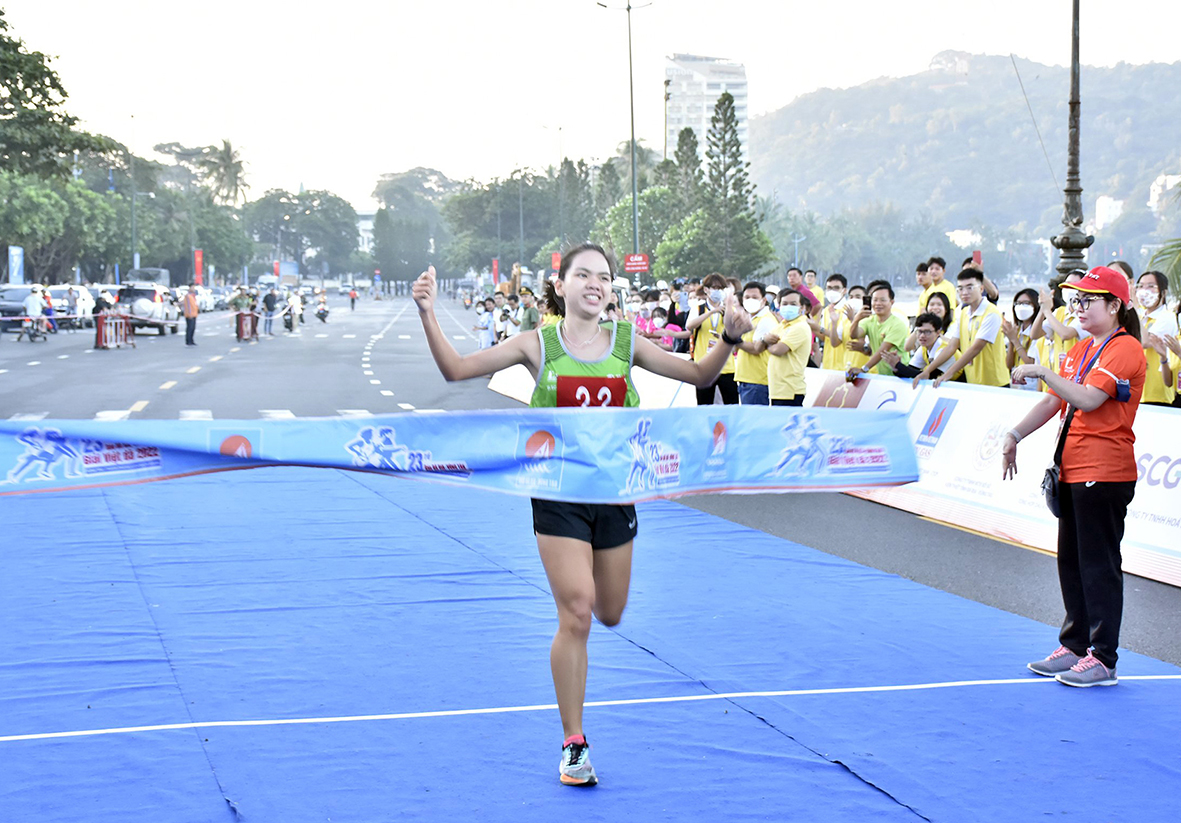 Người về thứ 3 nội dung Marathon SEA Games 31, Hoàng Thị Ngọc Hoa vượt trội các đối thủ.