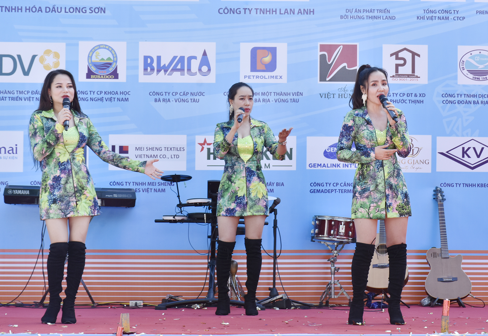 Đoàn ca múa nhạc tỉnh biểu diễn những ca khúc về vùng đất, con người Bà Rịa - Vũng Tàu xinh đẹp.