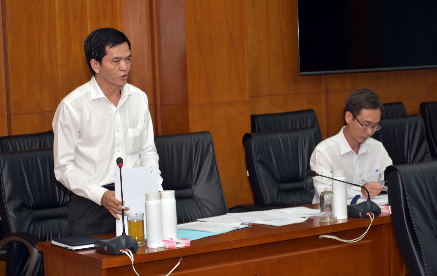 Ông Dương Trọng Hiếu, Tỉnh ủy viên, Chánh Văn phòng Tỉnh ủy góp ý về chương trình công tác và kinh phí năm 2023 của Ban Tuyên giáo Tỉnh ủy.