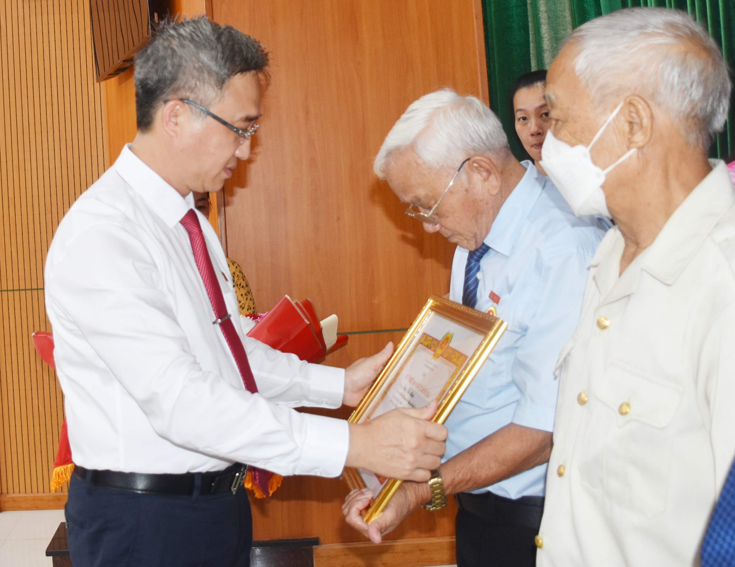 Ông Đặng Minh Thông, Ủy viên Ban Thường vụ Tỉnh ủy, Chủ tịch HĐND, Bí thư Thành ủy Bà Rịa trao tặng Huy hiệu 60 năm tuổi Đảng cho các đảng viên