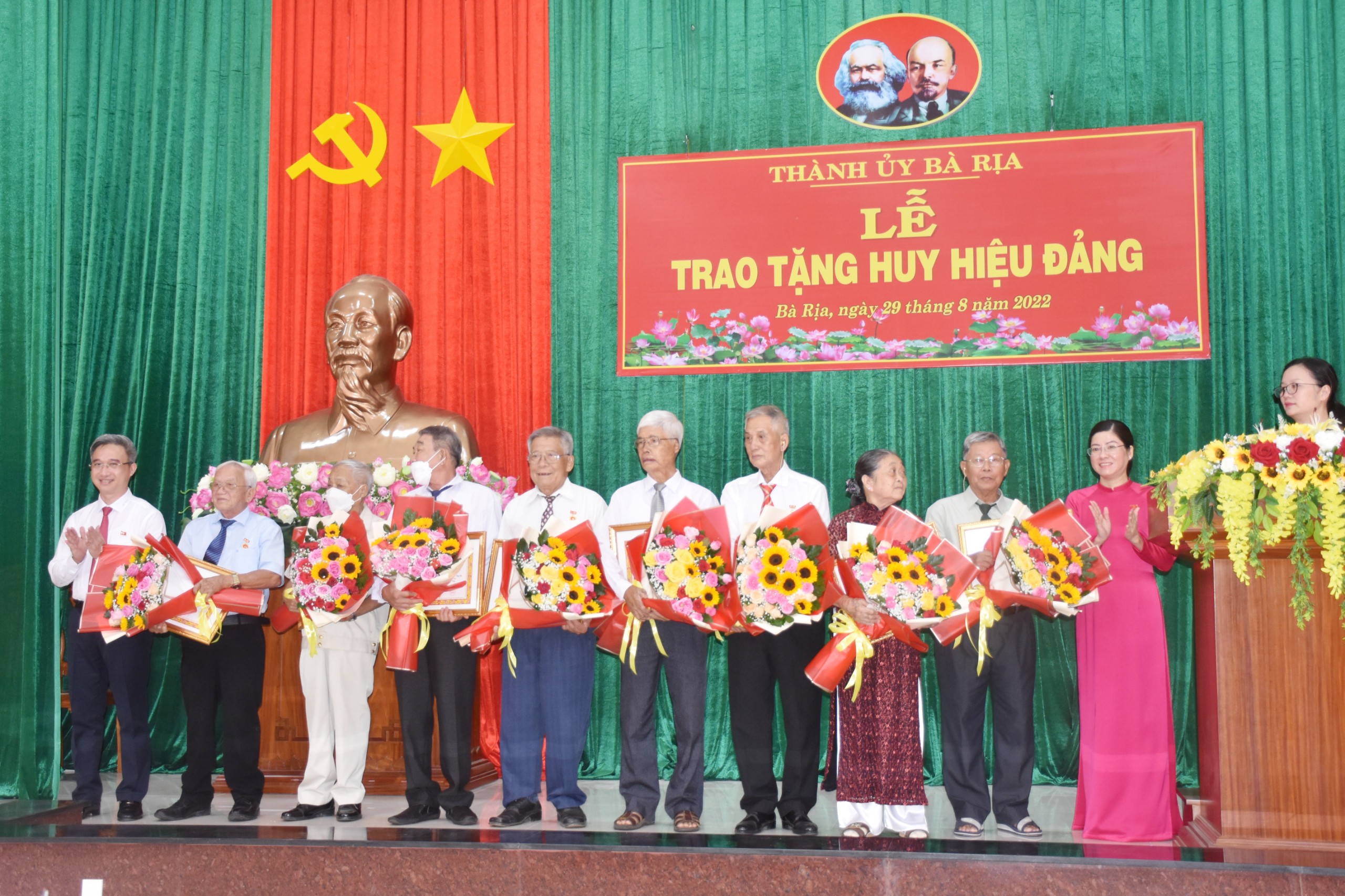 Ông Đặng Minh Thông, Ủy viên Ban Thường vụ Tỉnh ủy, Chủ tịch HĐND, Bí thư Thành ủy Bà Rịa và bà Lê Thị Thủy, Phó Bí thư Thường trực Thành ủy Bà Rịa trao Huy hiệu, tặng hoa chúc mừng các đảng viên