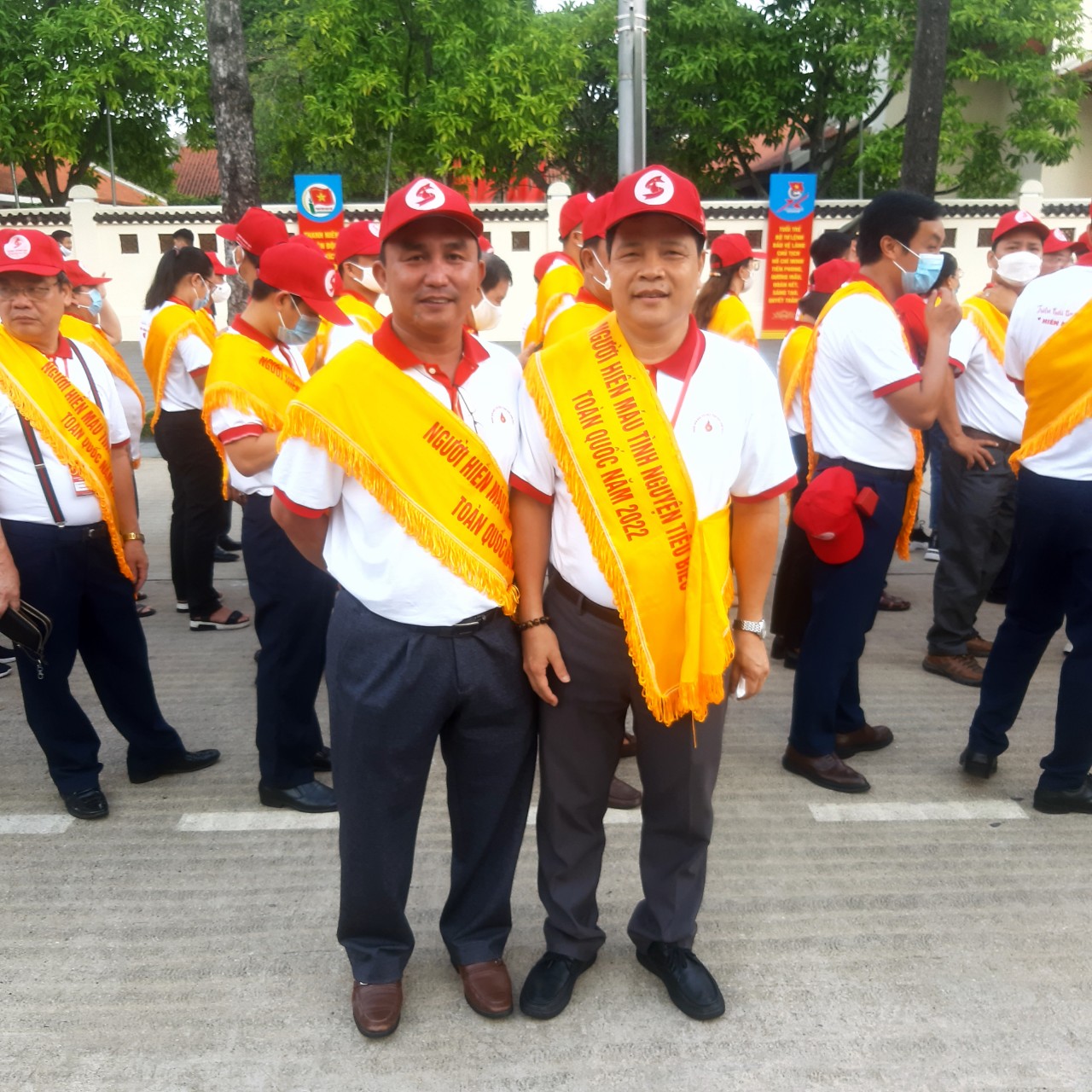 Ông Trần Quang Vinh (bên trái) và ông Nguyễn Đức Nhi là 2 trong số 100 người hiến máu tiêu biểu toàn quốc năm 2022.