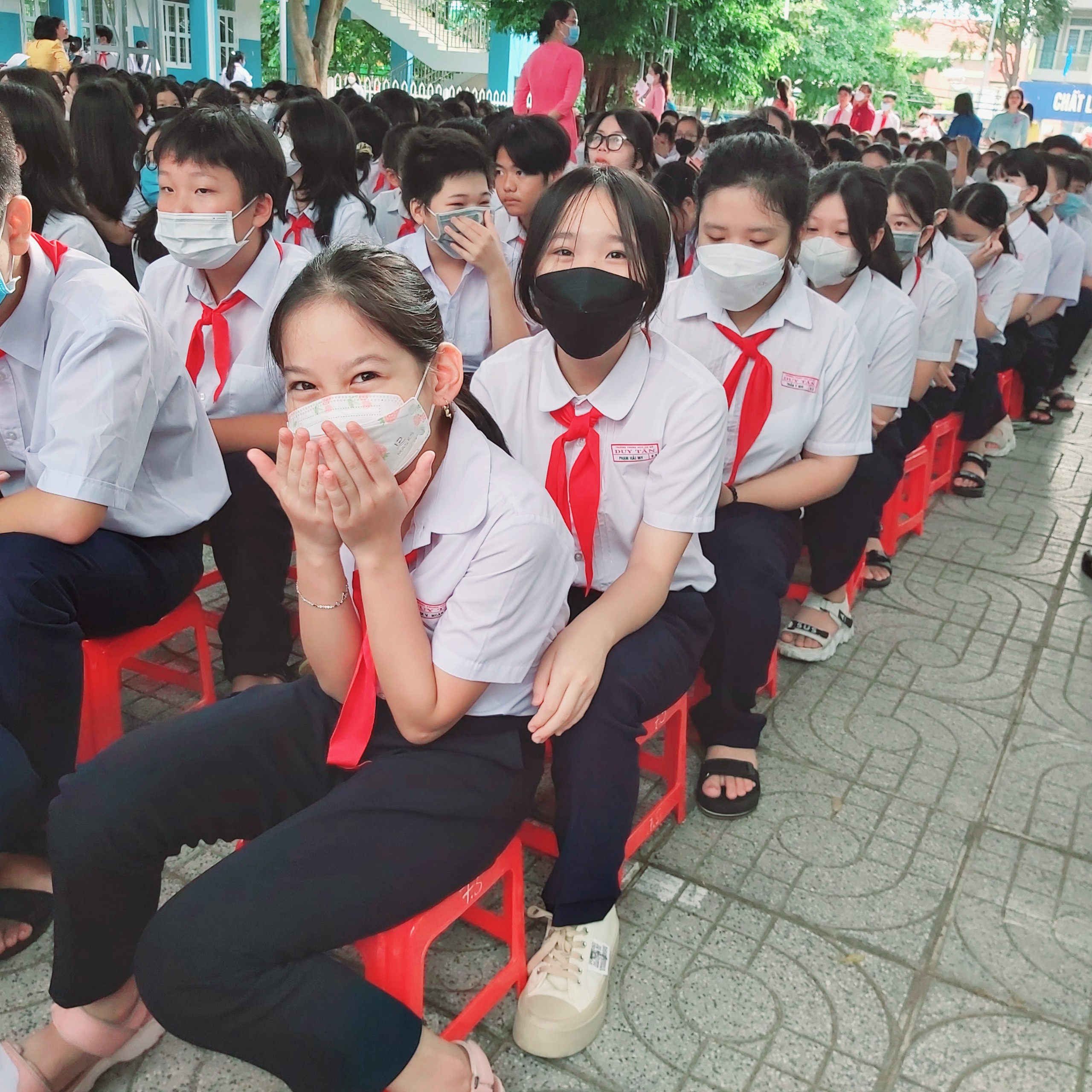 Niềm hân hoan của các em HS lớp 9, Trường THCS Duy Tân. ẢNH: KHÁNH CHI