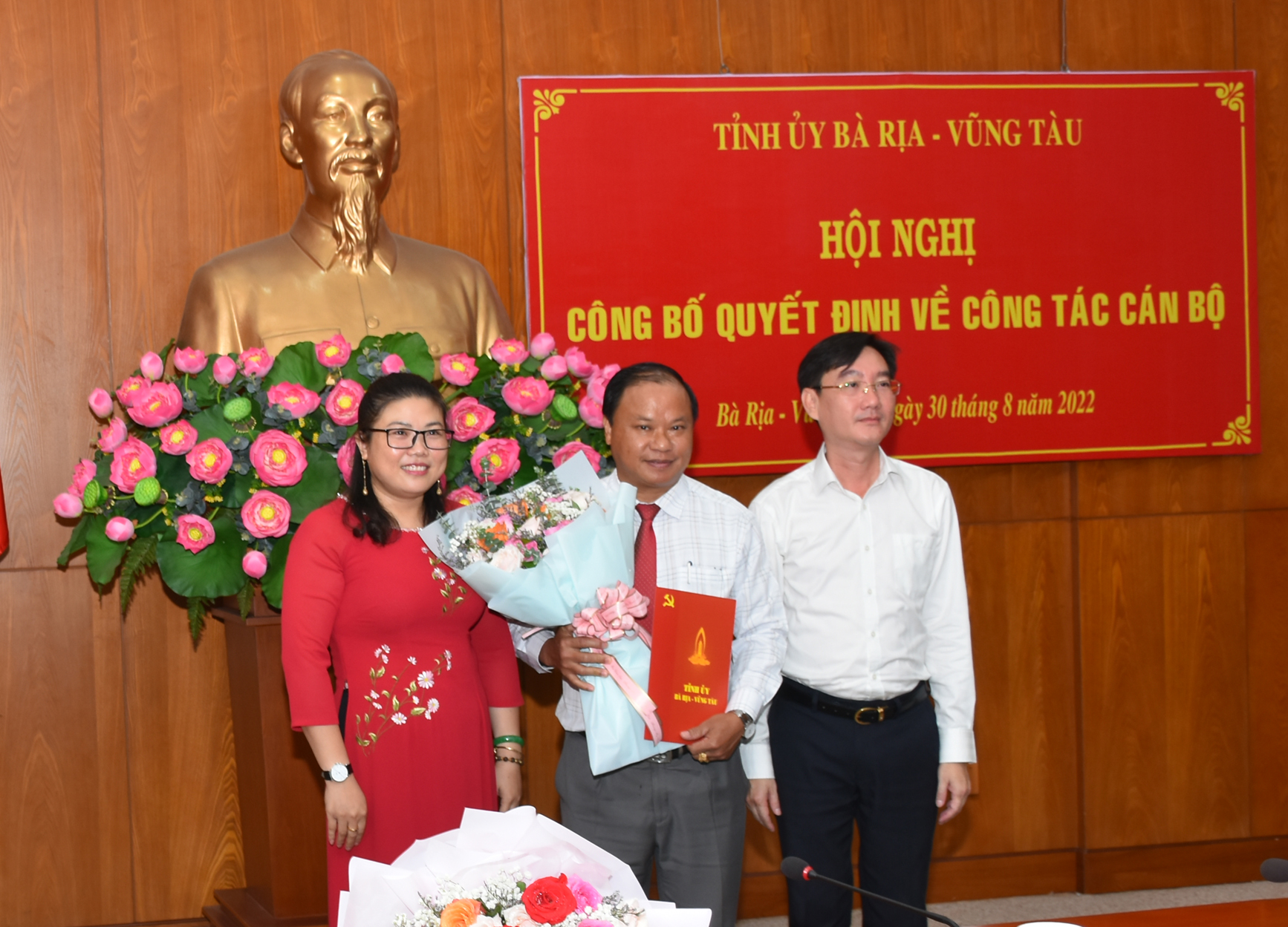 Thường trực Đảng ủy Đảng ủy Khối Cơ quan và Doanh nghiệp tỉnh tặng hoa chúc mừng ông Trần Văn Tám.