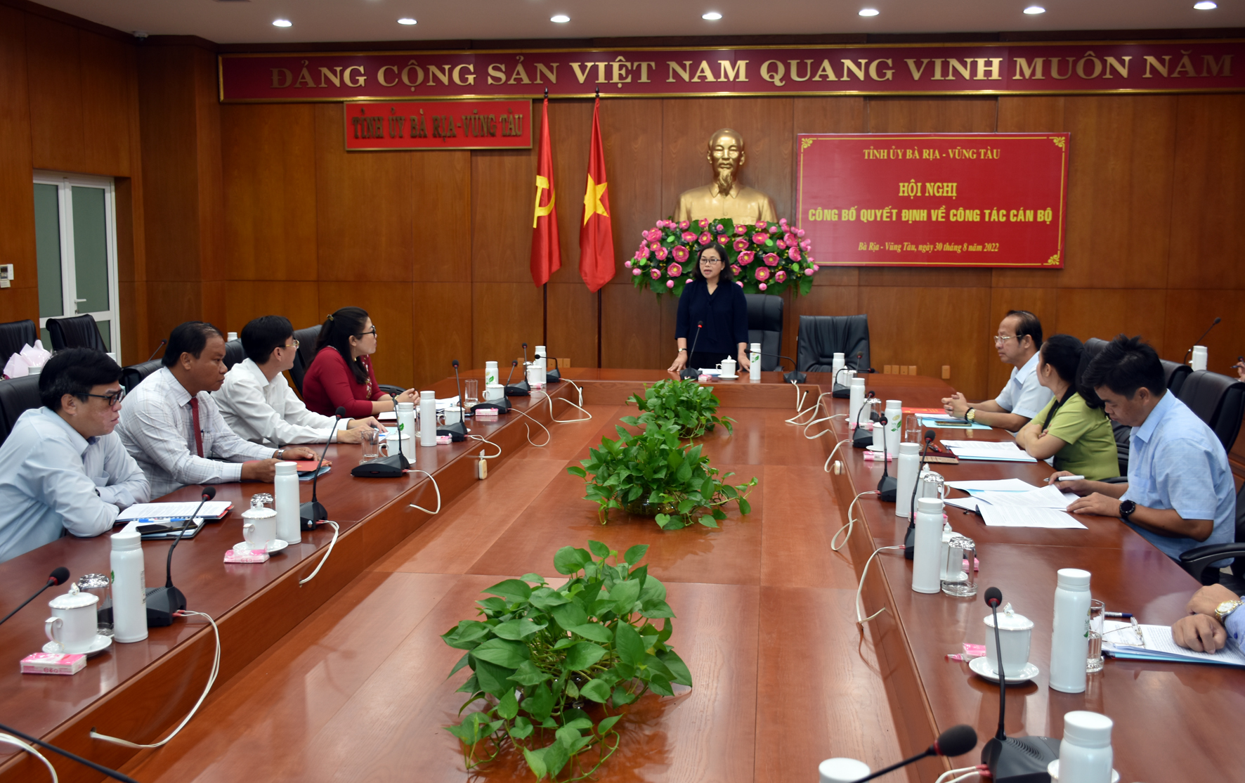 Bà Nguyễn Thị Yến, Phó Bí thư Thường trực Tỉnh ủy, Trưởng Đoàn ĐBQh tỉnh giao nhiệm vụ cho ông Trần Văn Tám.