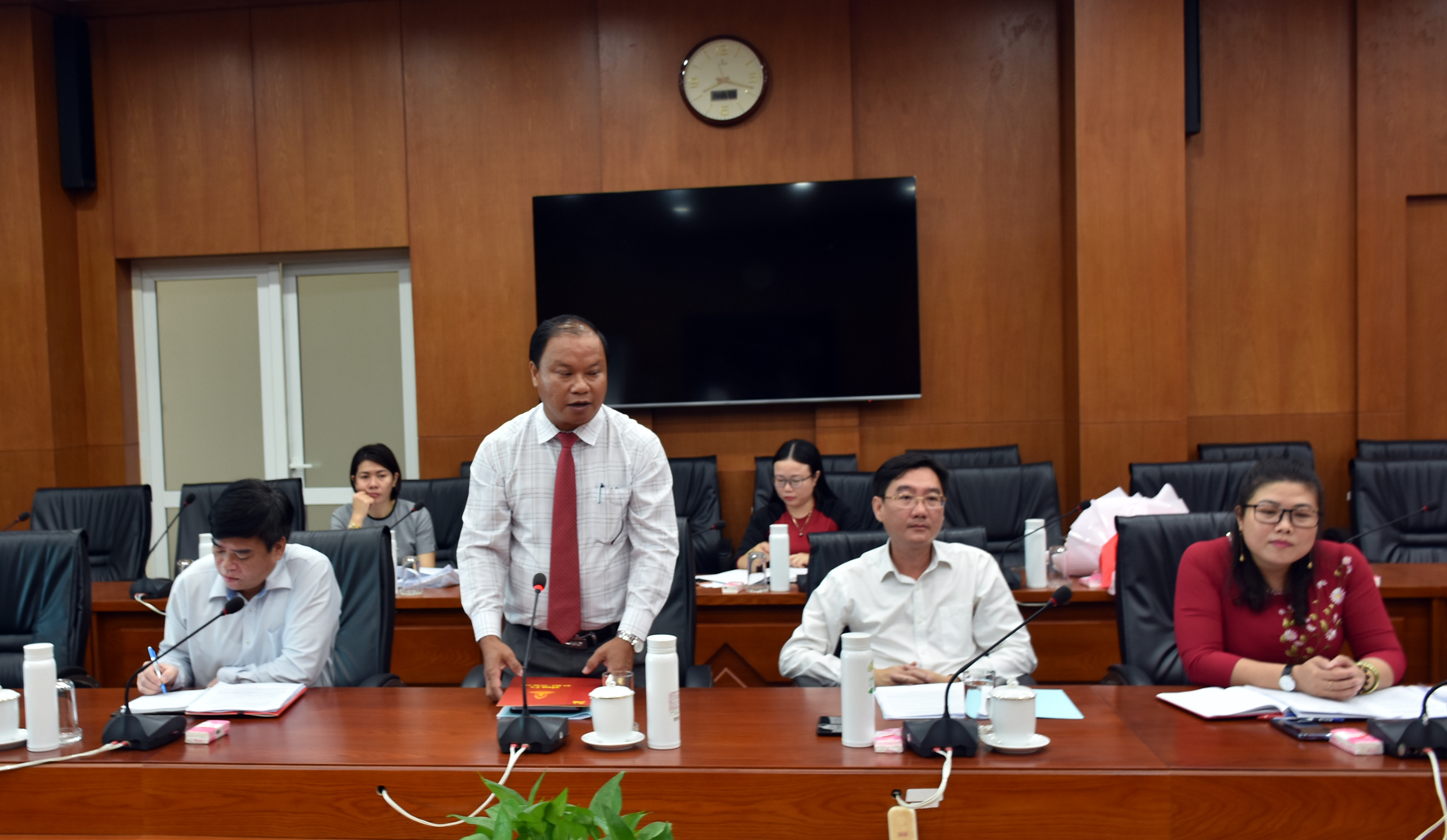 Tân Phó Bí thư Đảng ủy Khối Cơ quan và Doanh nghiệp tỉnh Trần Văn Tám phát biểu nhận nhiệm vụ.