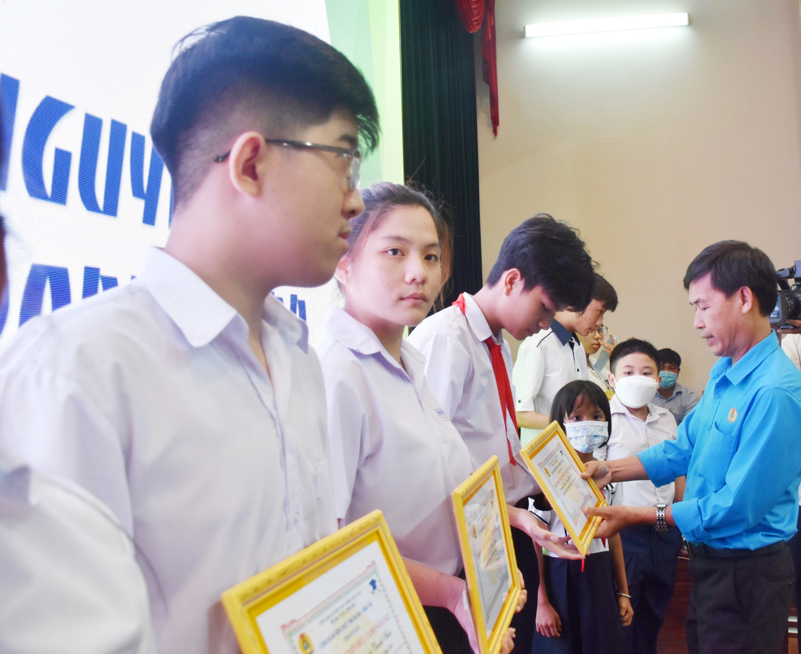 Ông Nguyễn Việt Dũng, Chủ tịch Công đoàn Viên chức tỉnh trao tặng học bổng cho các em HS-SV