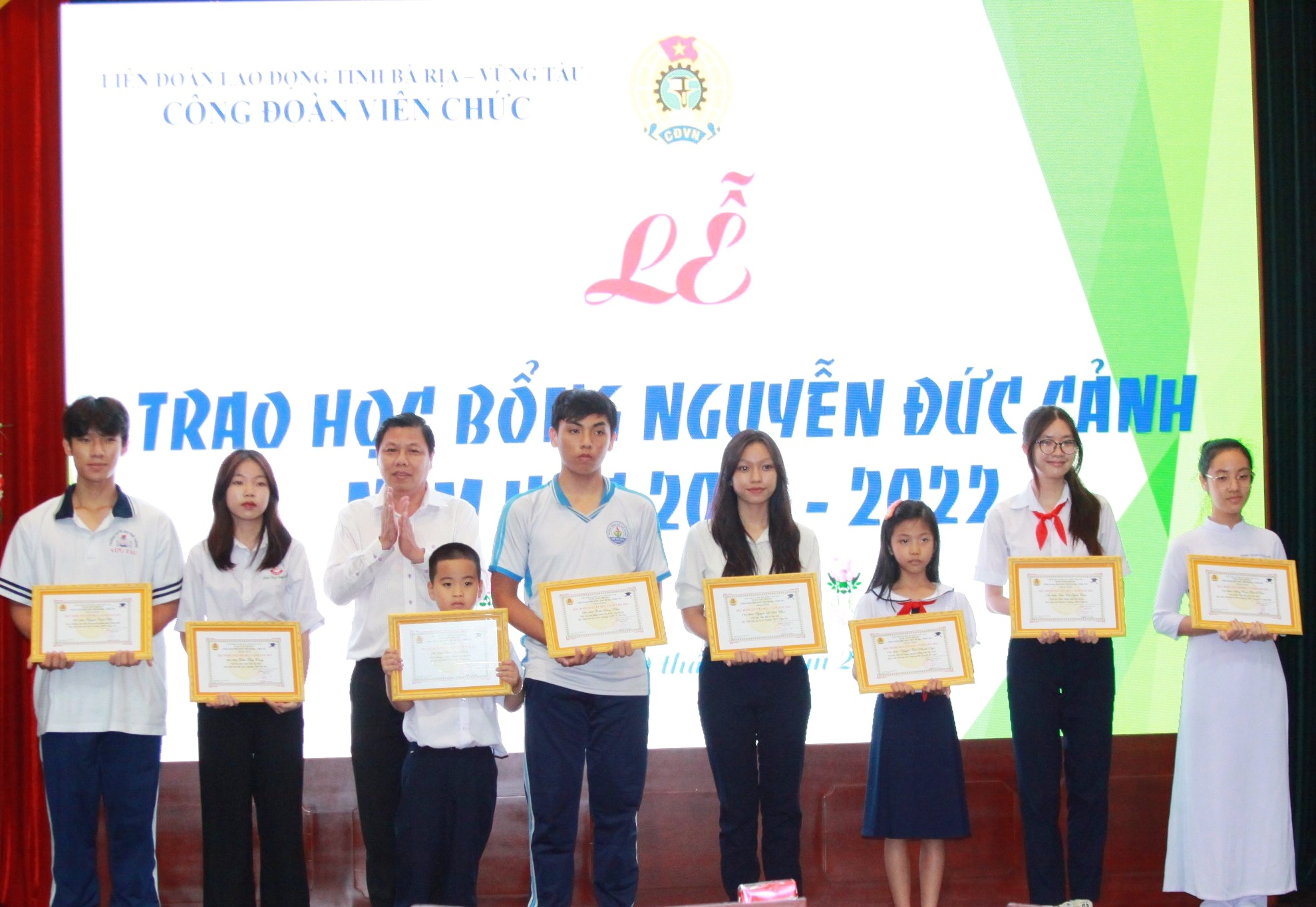 Ông Nguyễn Văn Cường, Trưởng Ban Tuyên giáo và Nữ công (LĐLĐ tỉnh) trao tặng học bổng cho các em