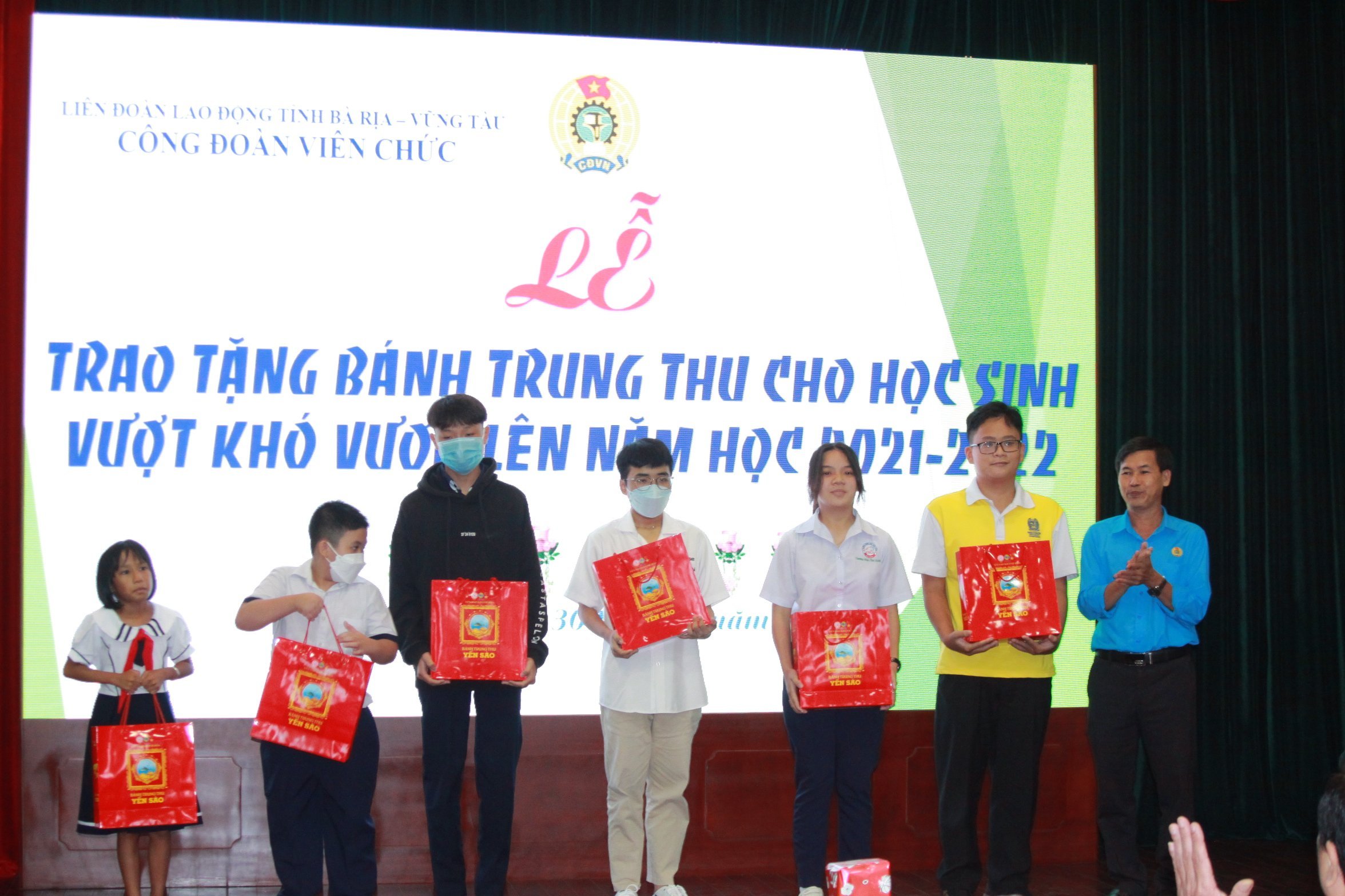 Công đoàn viên chức tỉnh trao tặng quà trung thu cho các em vượt khó vươn lên
