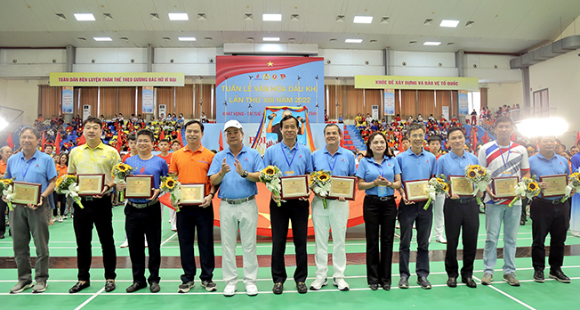 Công đoàn Dầu khí Việt Nam trao tặng biểu trưng tuyên dương các đơn vị tiêu biểu trong phong trào xây dựng đời sống văn hóa cơ sở năm 2022.