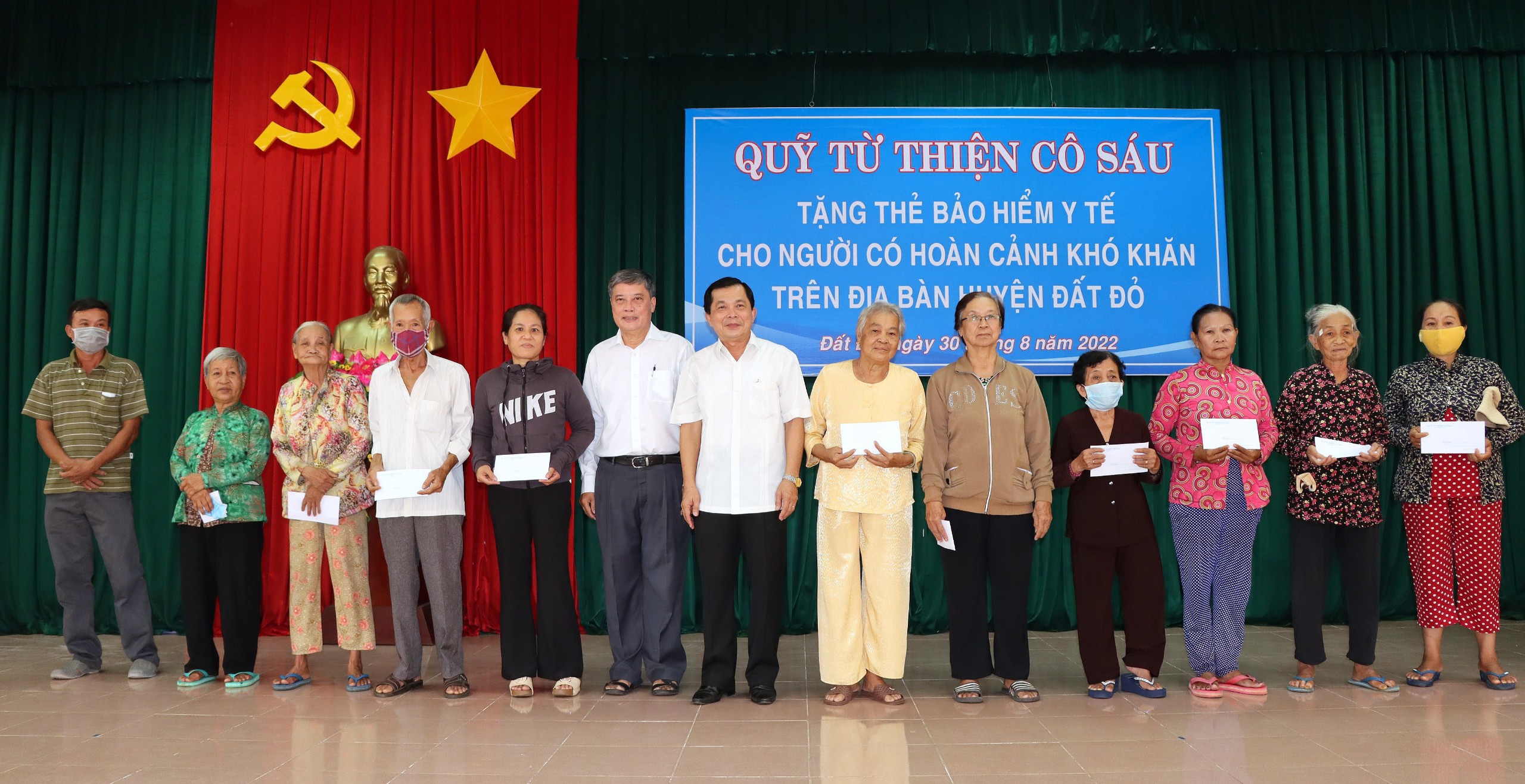 Ông Hồ Văn Lợi, Chủ tịch Hội đồng quản lý Quỹ từ thiện Cô Sáu cùng mạnh thường quân trao quà cho hộ nghèo.