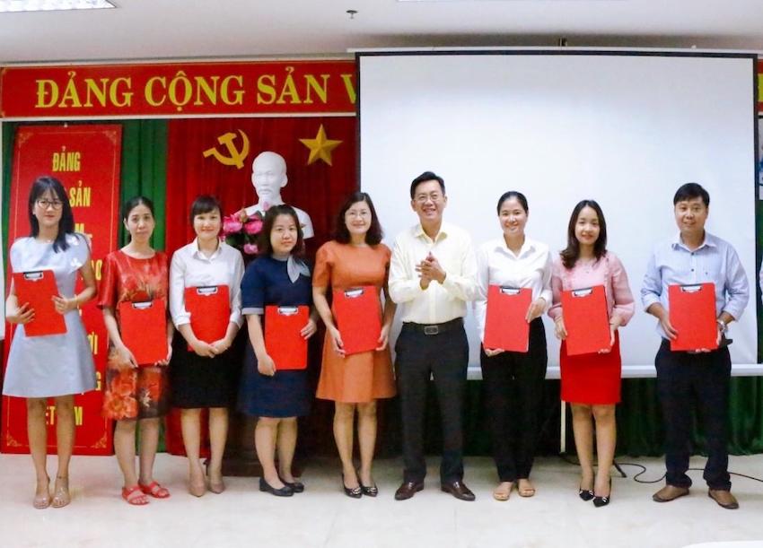 Thừa ủy quyền Tổng Giám đốc BHXH Việt Nam, ông Phạm Ngọc Sơn, Giám đốc BHXH tỉnh trao quyết định cho các lao động hợp đồng trúng tuyển kỳ xét tiếp nhận viên chức ngành BHXH Việt Nam.