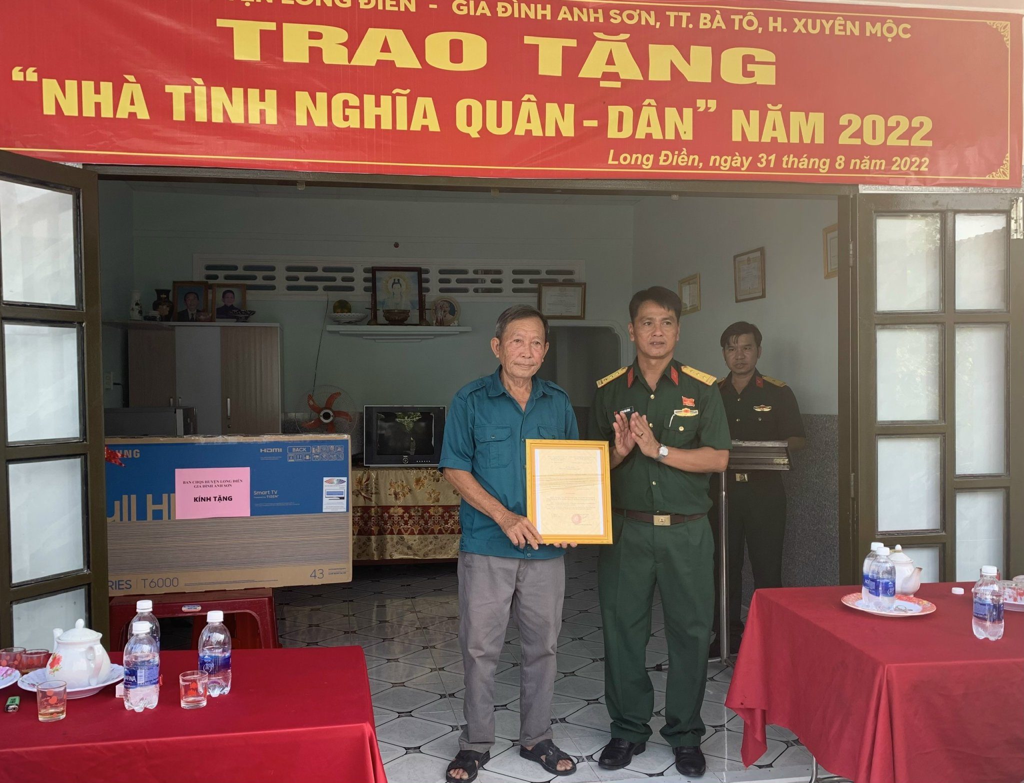 Thượng tá Huỳnh Văn Hùng, Chính trị viên Ban CHQS huyện Long Điền trao quyết định bàn giao nhà tình nghĩa quân-dân cho ông Nguyễn Huy Thông.