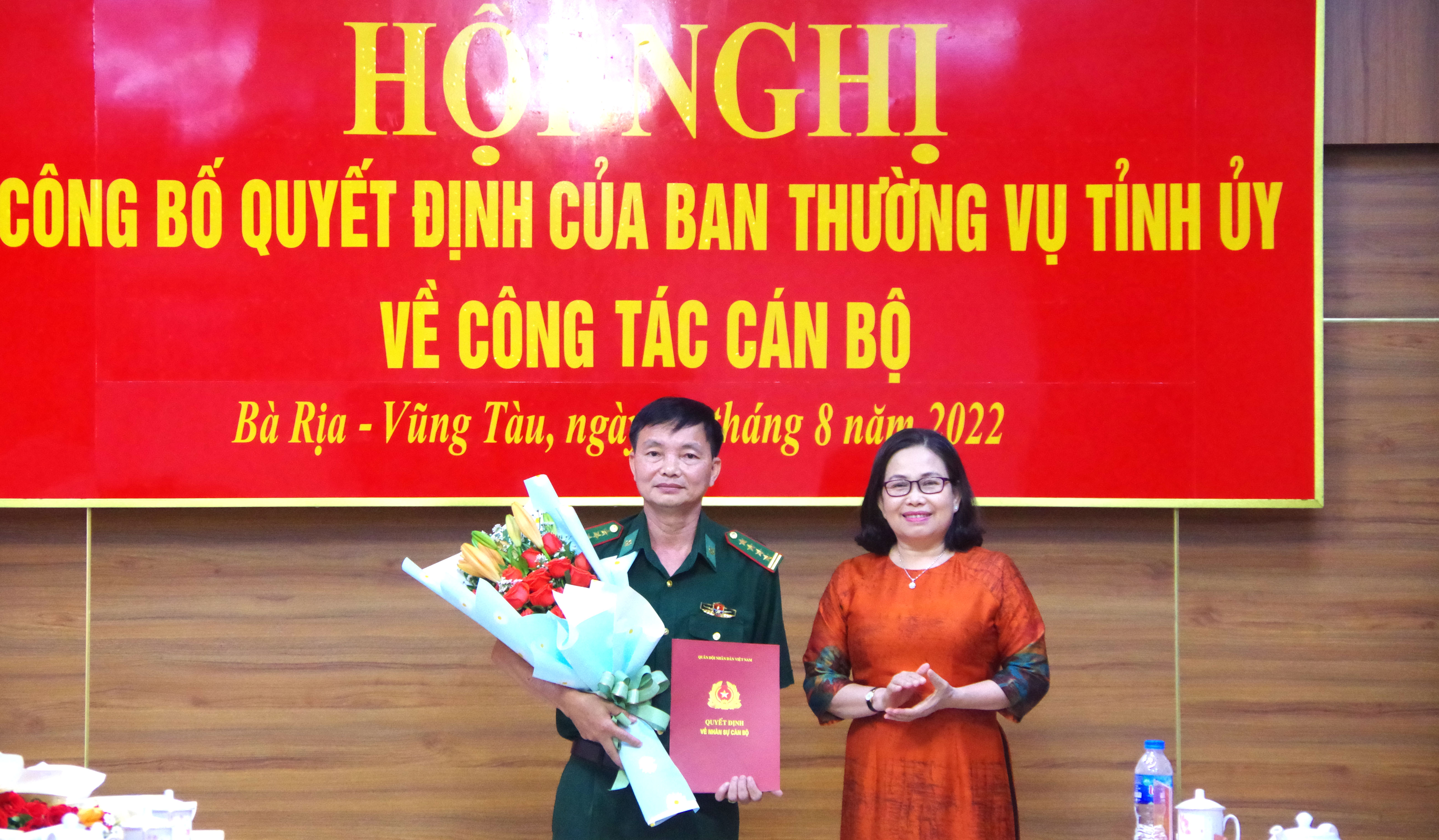 Bà Nguyễn Thị Yến, Phó Bí thư Thường trực Tỉnh ủy, Trưởng Đoàn Đại biểu Quốc hội tỉnh trao Quyết định về việc chuẩn y kết quả bầu bổ sung Bí thư Đảng ủy BĐBP tỉnh đối với Đại tá Đào Xuân Ánh.