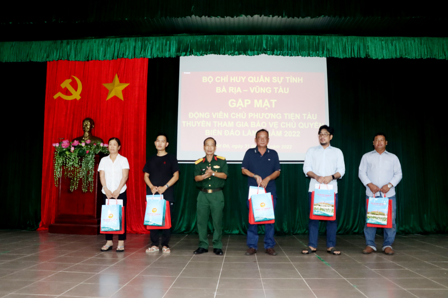 Đại tá Trần Văn Sơn, Phó Chỉ huy trưởng Bộ Chỉ huy Quân sự tỉnh tặng quà cho các ngư dân.