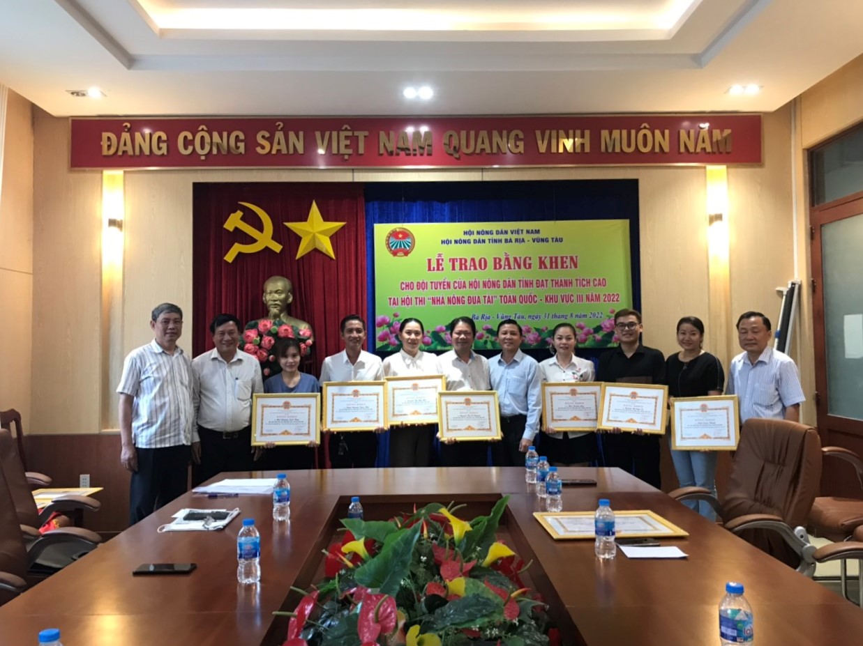 Ông Mai Minh Quang, Chủ tịch Hội Nông tỉnh (thứ 5 từ trái vào) trao Bằng khen cho các tập thể, cá nhân tích cực tham gia Hội thi Nhà nông đua tài toàn quốc lần thứ V.