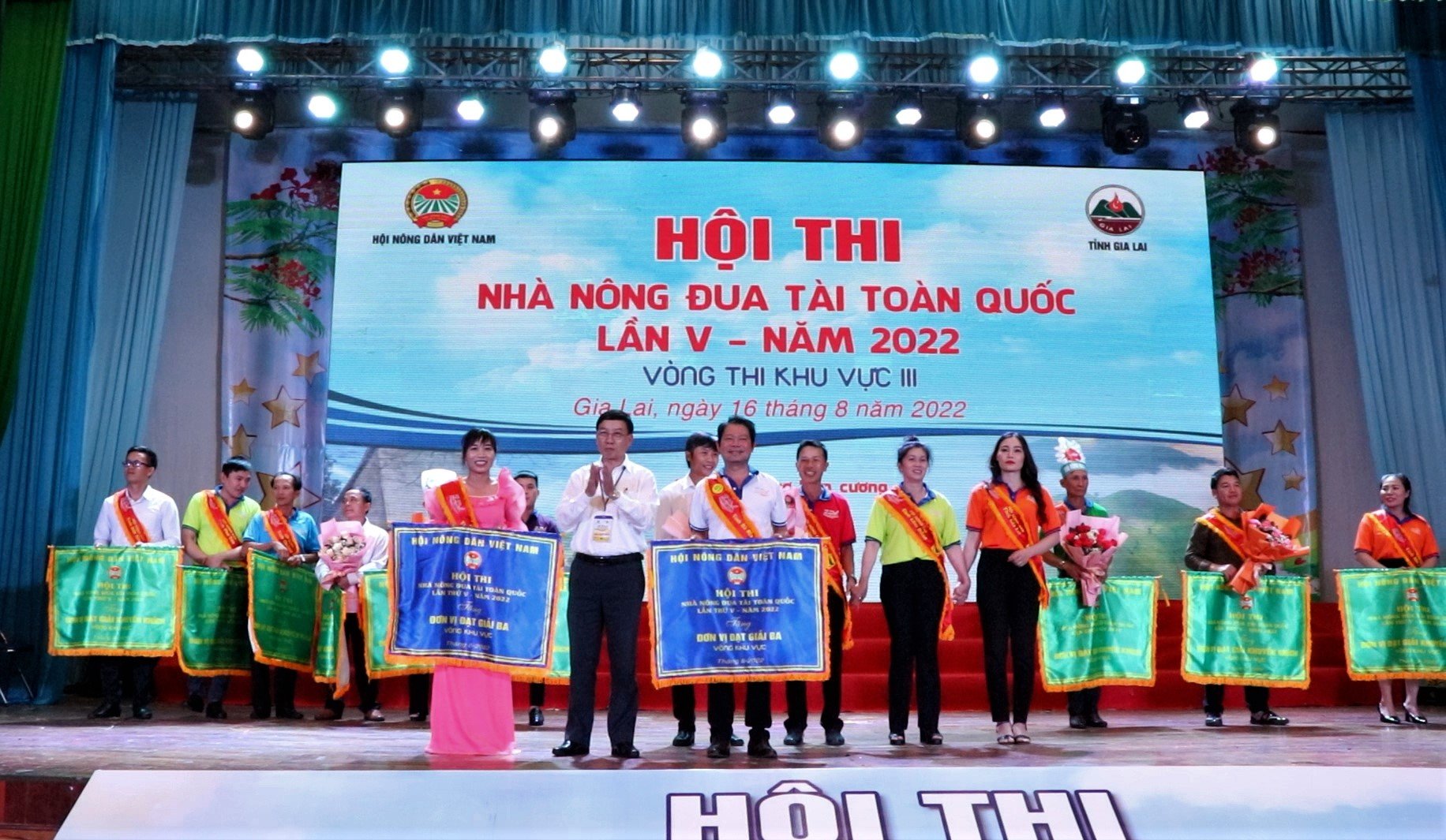 Ban tổ chức trao giải Ba cho 2 đội Hội Nông dân tỉnh Bà Rịa – Vũng Tàu và Hội Nông dân tỉnh Khánh Hòa.