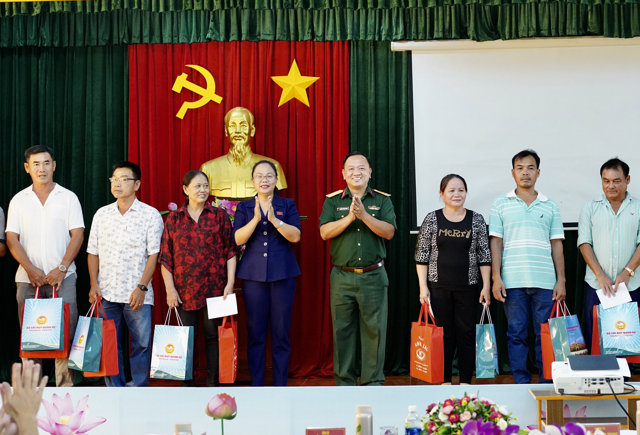 Thượng tá Nguyễn Thành Trung, Chính ủy Bộ CHQS tỉnh và lãnh đạo TP. Vũng Tàu tặng quà cho các chủ tàu cá tham gia bảo vệ chủ quyền, quyền chủ quyền các vùng biển Việt Nam trên địa bàn TP. Vũng Tàu.