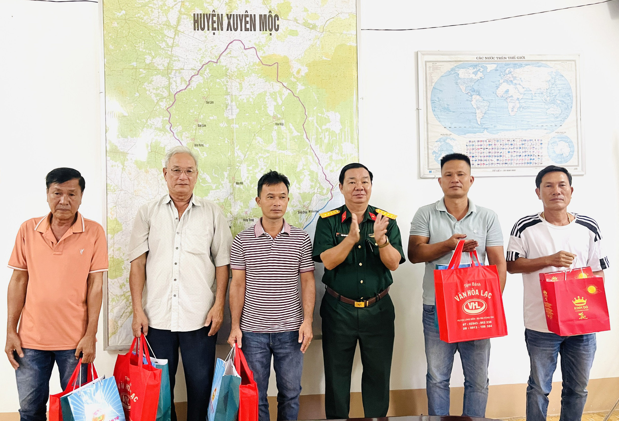 Đại tá Phạm Văn Tuấn, Phó Chỉ huy trưởng Bộ CHQS tỉnh tặng quà cho các chủ tàu cá tham gia bảo vệ chủ quyền, quyền chủ quyền các vùng biển Việt Nam trên địa bàn huyện Xuyên Mộc.