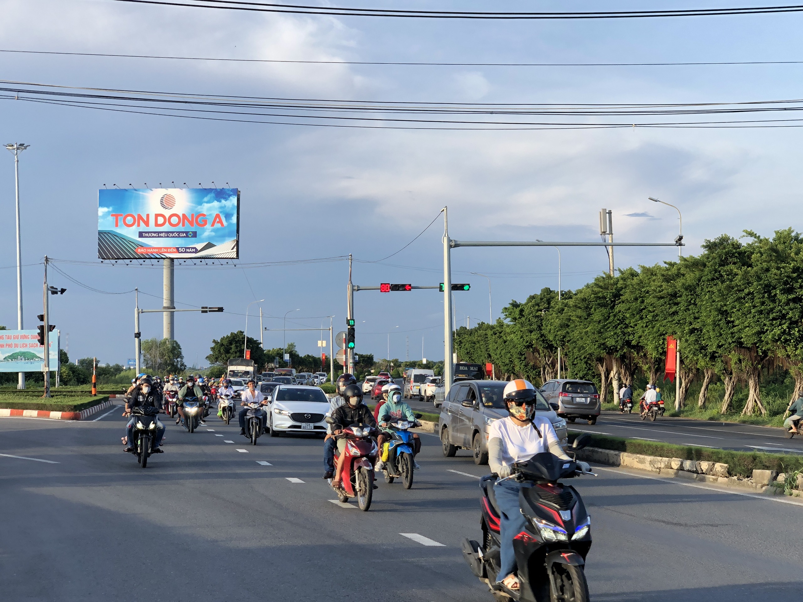 Lượng phương tiện di chuyển về hướng TP. Vũng Tàu đông đúc vào xế chiều 2/9.