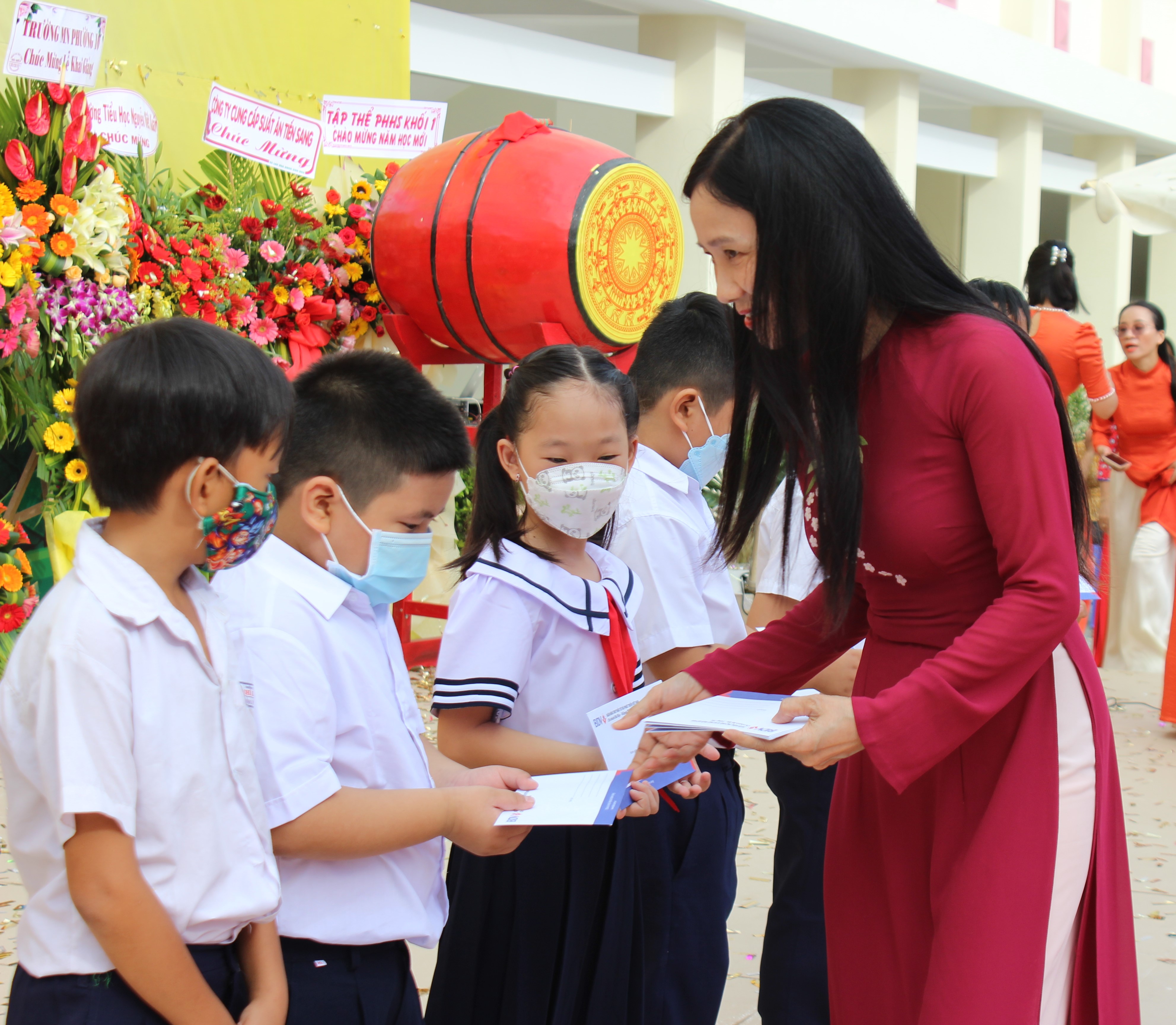 Bà Nguyễn Thị Thanh Thủy, Phó Giám đốc Ngân hàng BIDV chi nhánh Bà Rịa-Vũng Tàu trao học bổng cho HS có hoàn cảnh khó khăn.