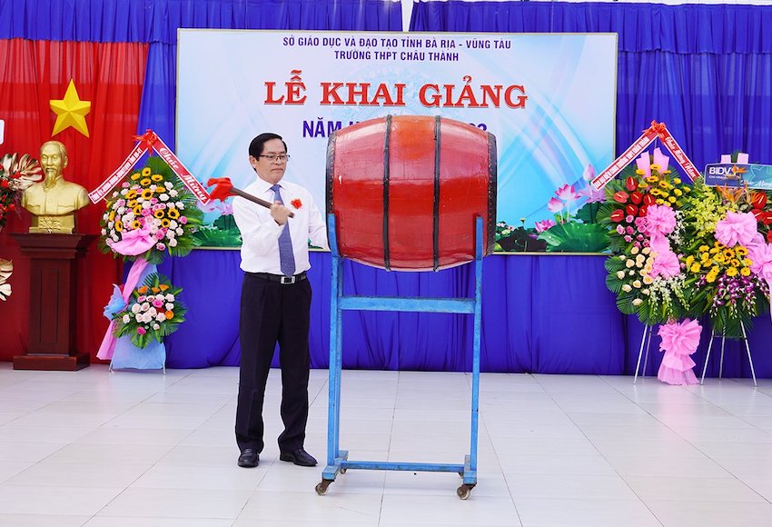 Ông Phạm Viết Thanh, Uỷ viên Trung ương Đảng, Bí thư Tỉnh uỷ, Chủ tịch HĐND tỉnh đánh trống khai trường tại Trường THPT Châu Thành (TP. Bà Rịa). Ảnh: QUANG VINH.