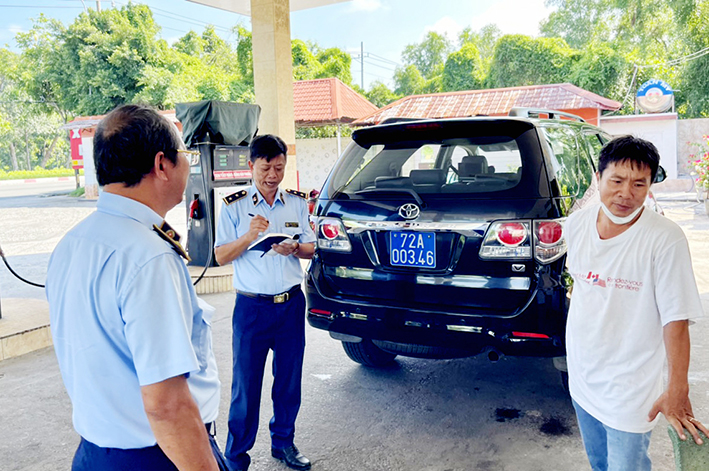 Lực lượng QLTT tỉnh kiểm tra một cửa hàng kinh doanh xăng dầu tại TP. Vũng Tàu, sáng 1/9.