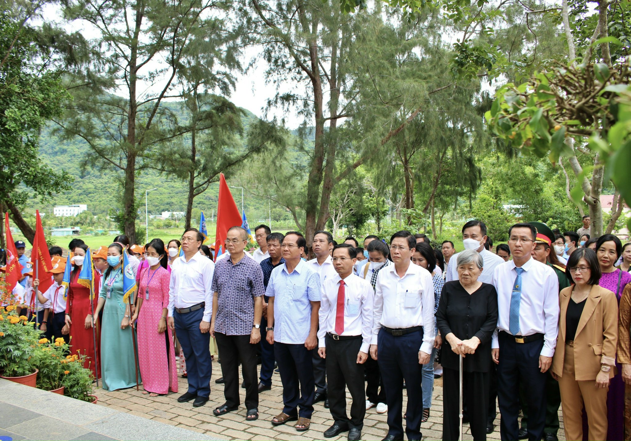 Các đại biểu dâng hương, tưởng niệm tại phần mộ cố Tổng Bí thư Lê Hồng Phong.