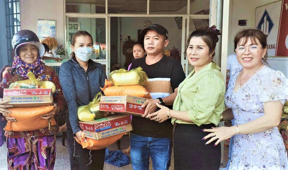 Chị Nguyễn Thị Nga (ngoài cùng bên phải) cùng bạn bè trao quà cho các gia đình có hoàn cảnh khó khăn tại xã Bàu Chinh.