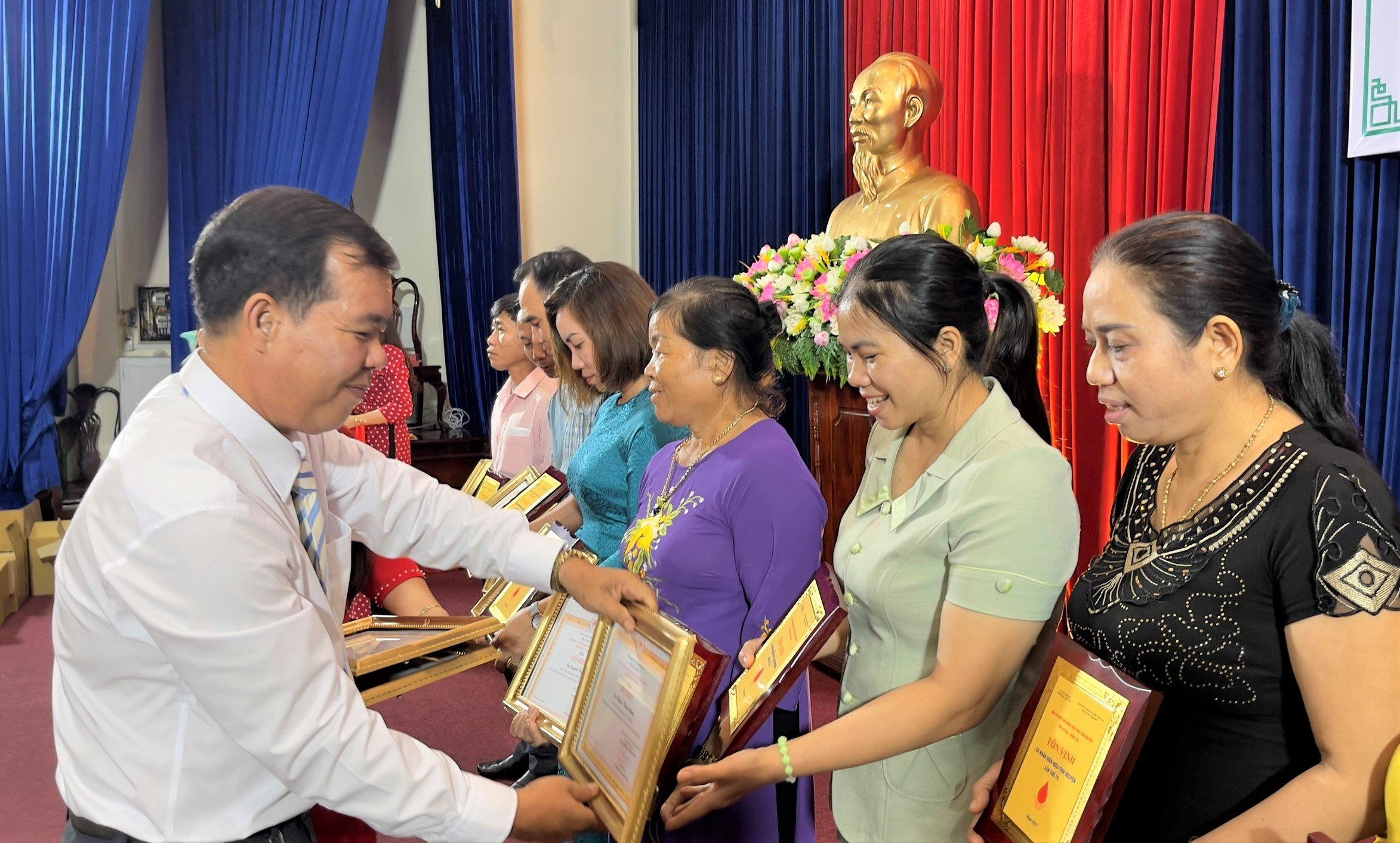 Ông Nguyễn Thành Tài, Chủ tịch Hội Chữ thấp đỏ huyện Châu Đức trao Giấy khen cho các tập thể, cá nhân có thành tích xuất sắc trong công tác hiến máu tình nguyện năm 2021.