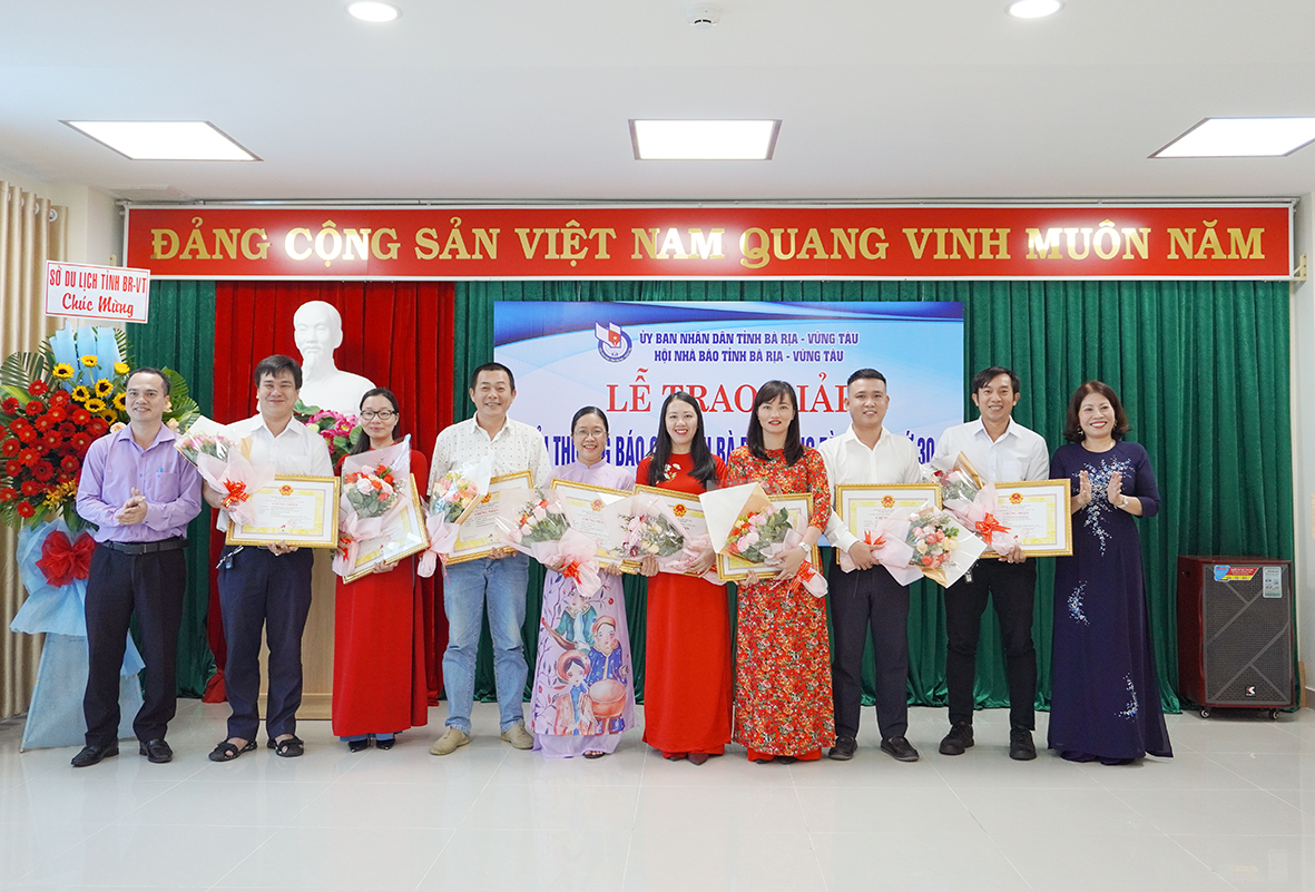 Bà Huỳnh Thị Liên, Phó Giám đốc Đài PT-TH tỉnh; ông Nguyễn Văn Tiện, Phó Tổng Biên tập Báo Bà Rịa - Vũng Tàu trao giải Khuyến khích cho các nhóm tác giả.