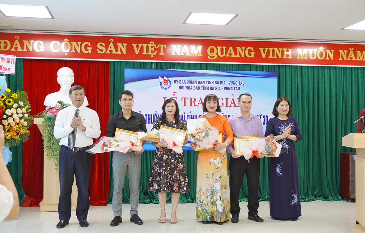 Ông Phan Đức Hiền, Chủ tịch Hội Nhà báo tỉnh; bà Huỳnh Thị Liên, Phó Giám đốc Đài PT-TH tỉnh trao Bằng khen của Hội Nhà báo tỉnh cho các cá nhân có thành tích xuất sắc trong công tác hội năm 2021-2022.