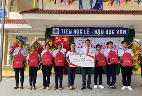 Bà Lưu Thị Thanh Thảo – Đại diện Tập đoàn SCG trao tặng trang thiết bị, dụng cụ học tập cho trường Khuyết tật Bà Rịa – Vũng Tàu.