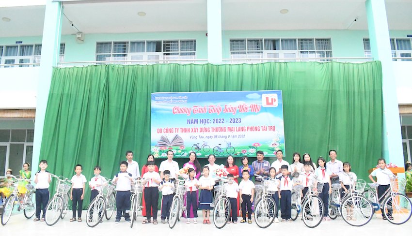 Đại diện LĐLĐ TP.Vũng Tàu, Công ty TNHH Xây dựng Thương mại Lang Phong tặng xe đạp và học bổng cho học sinh nghèo hiếu học tại Trường TH Phước An (phường 11, TP. Vũng Tàu). Ảnh: HUYỀN TRANG