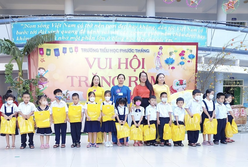 Công đoàn cơ sở Trường TH Phước Thắng trao 66 phần quà cho các em thiếu nhi.