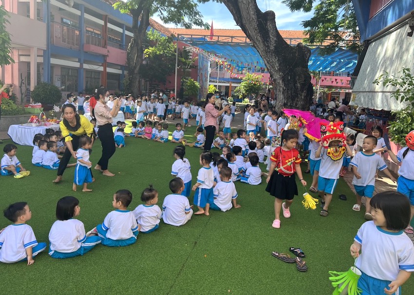 Các em thiếu nhi Trường MN Ánh Dương tham gia trò chơi trong chương trình 