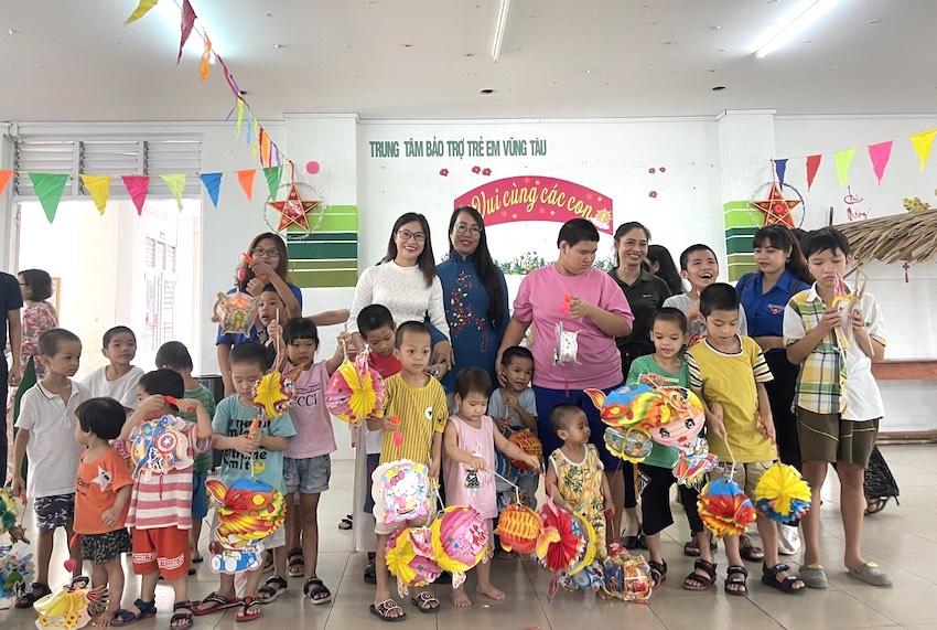 Công đoàn cơ sở TrườngTH  Bùi Thị Xuân, TP. Vũng Tàu trao quà đến các em Trung tâm Bảo trợ trẻ em, TP. Vũng Tàu.