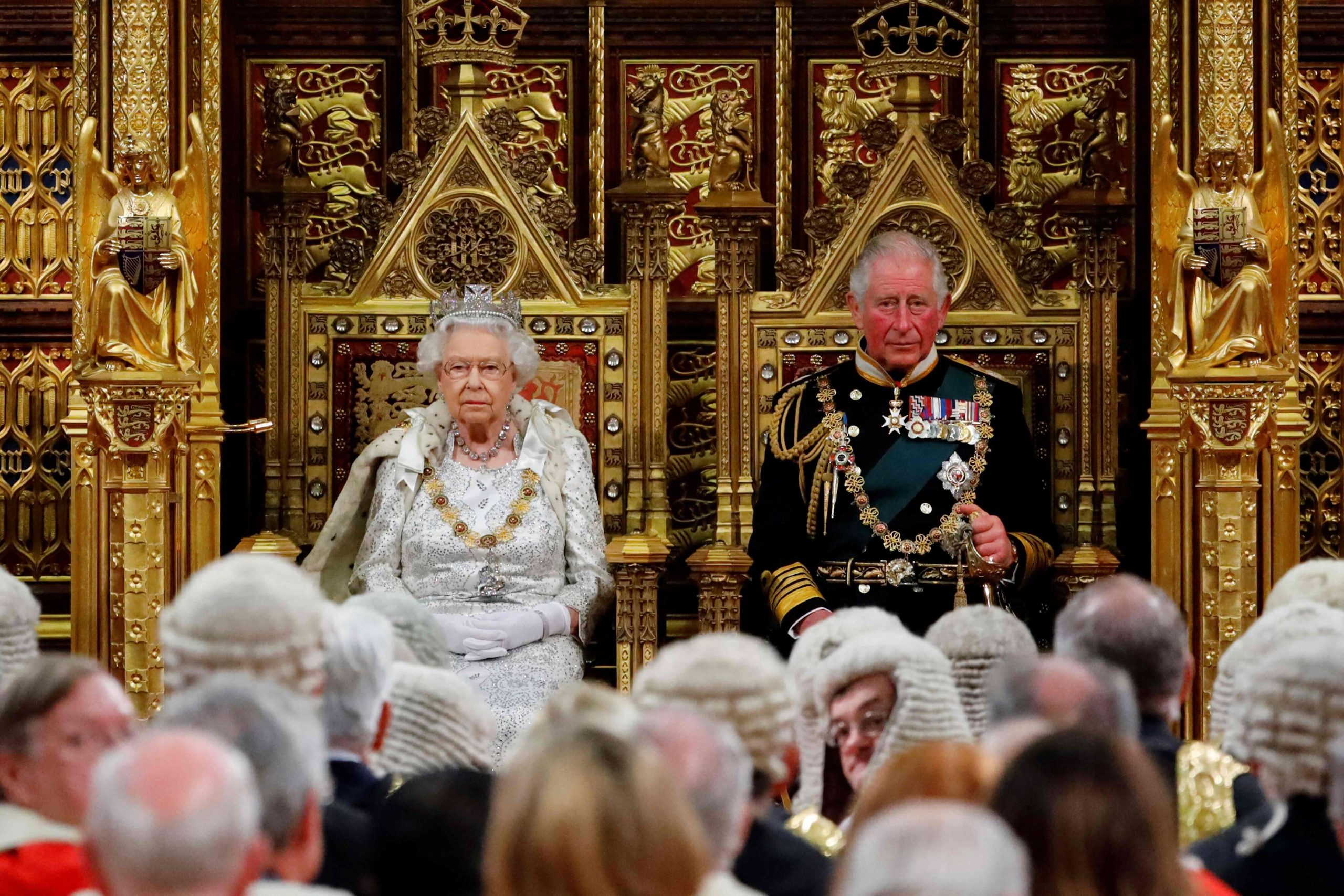 Nữ hoàng Anh Elizabeth II (trái) cùng Thái tử Charles, Công tước xứ Wales tại một phiên họp của Quốc hội ở London.