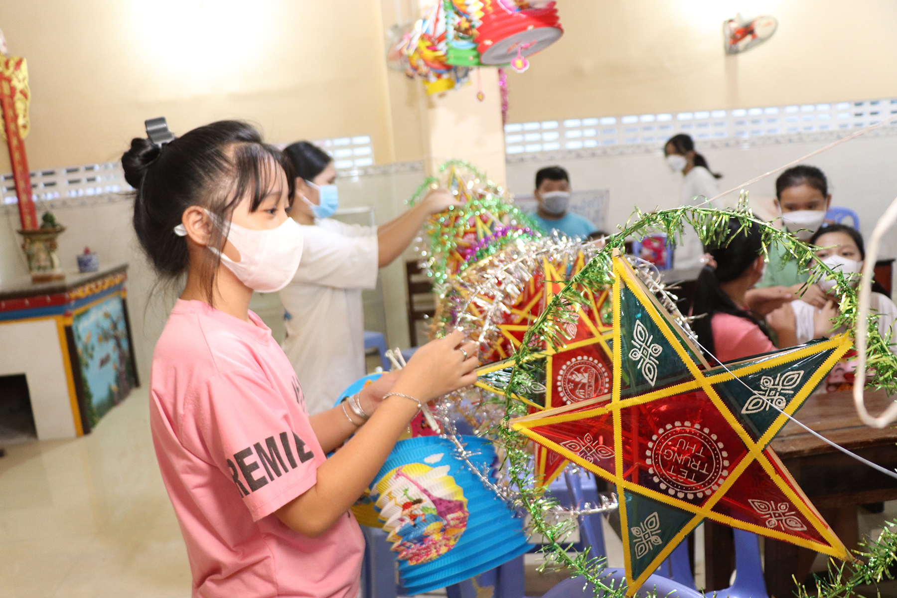 Trẻ tại Lớp học tình thương Miếu Bà (64A, Nguyễn Bảo, phường  Thắng Nhì, TP. Vũng Tàu) thích thú với những chiếc lồng đèn Trung thu do các đơn vị, nhà hảo tâm tặng.