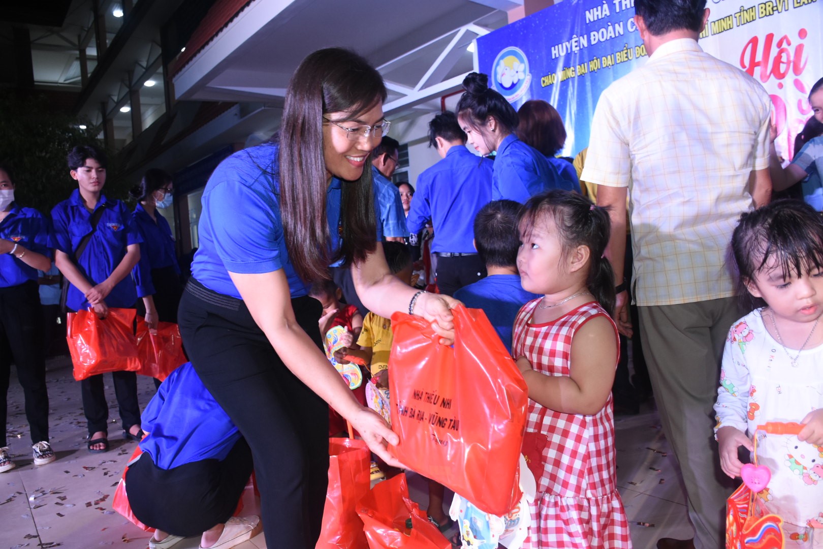 Bà Đỗ Thị Chi, Phó Giám đốc Nhà thiếu nhi tỉnh trao quà, tặng lồng đèn trung thu cho các em thiếu nhi có hoàn cảnh khó khăn.