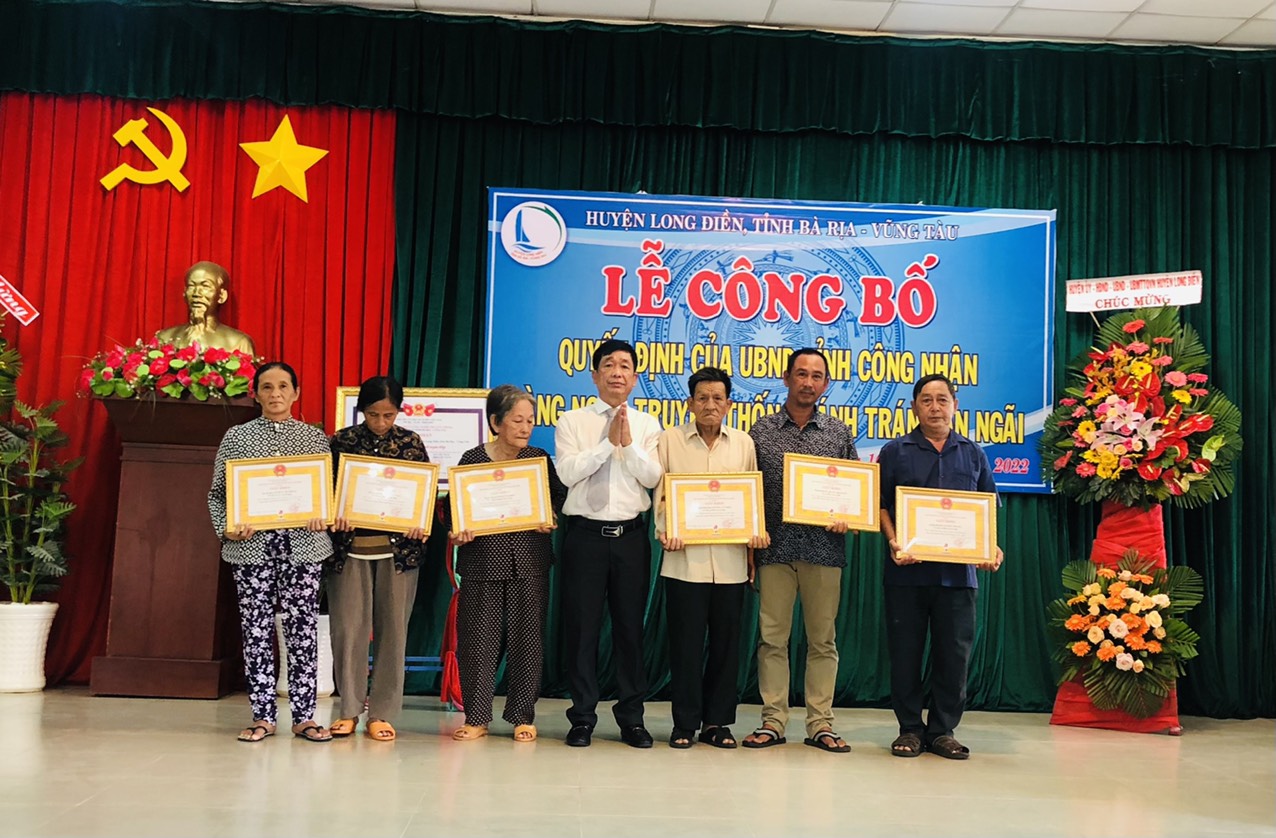 Ông Nguyễn Kim Phúc, phó Chủ tịch UBND huyện Long Điền trao giấy khen cho các hộ dân vì đã có thành tích xuất sắc trong công tác duy trì và phát triển làng nghề truyền thống bánh tráng An ngãi.