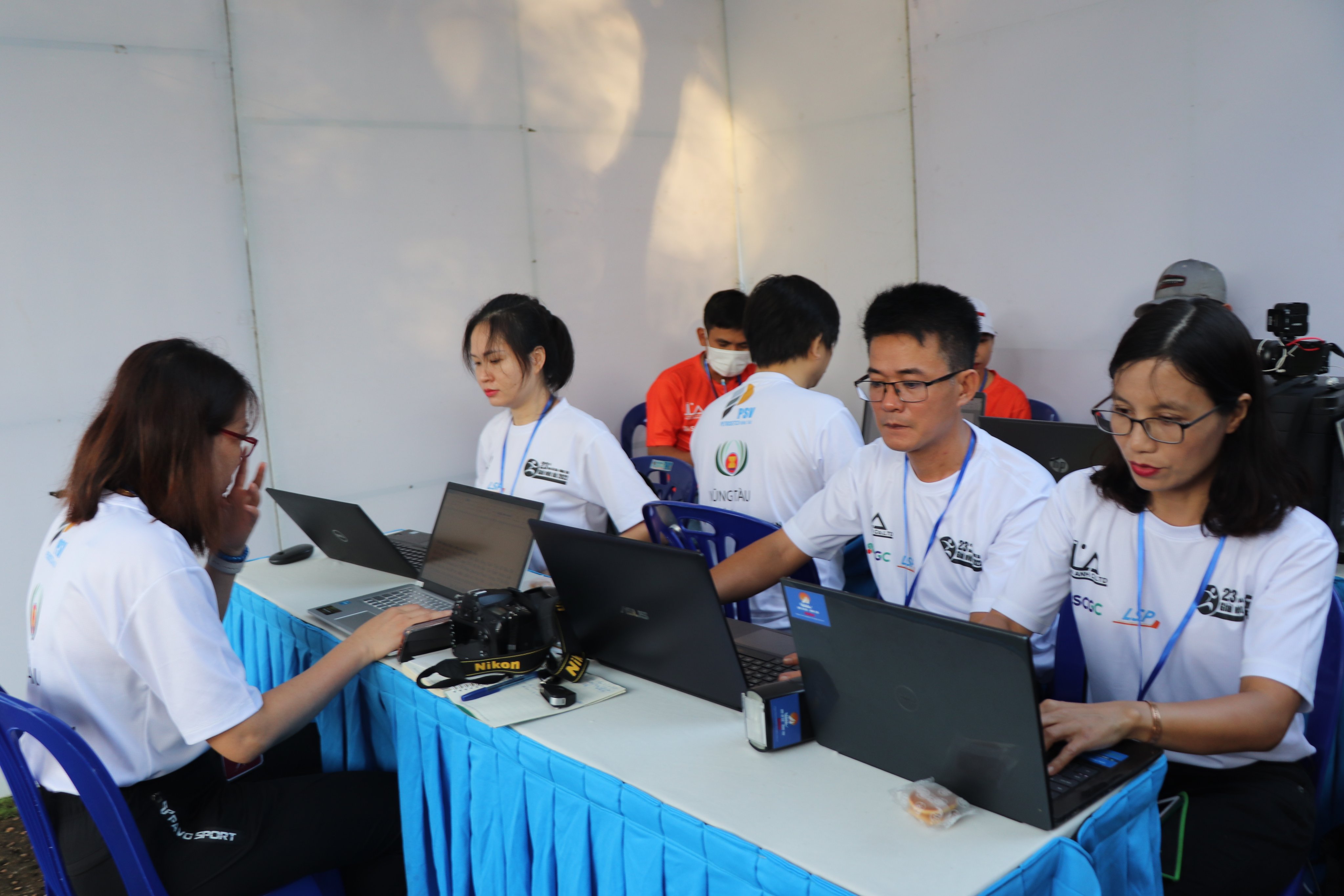 Nhóm Phóng viên online Báo Bà Rịa-Vũng Tàu tác nghiệp tại Giải việt dã Báo Bà Rịa - Vũng Tàu lần thứ 23.