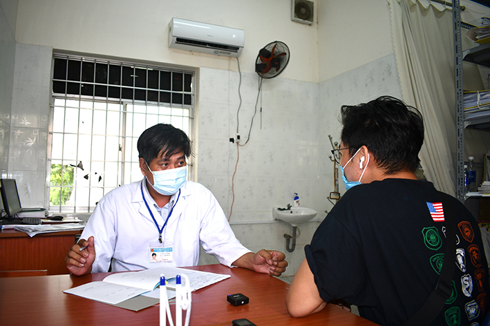 Anh Đặng Văn Ngọc, cử nhân y tế công cộng, cán bộ chuyên trách về HIV Trung tâm Y tế TX. Phú Mỹ tư vấn cho khách hàng điều trị dự phòng phơi nhiễm HIV.