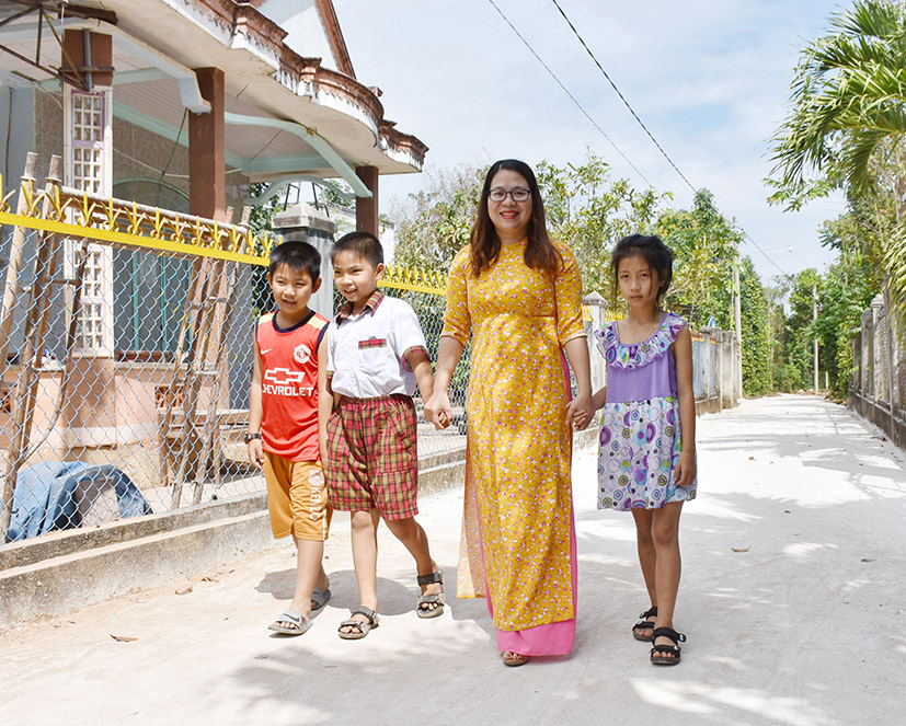 Người dân ấp Tân Bình, xã Sơn Bình đi trên con đường bê tông dài 240m, rộng 3,5m do người dân hiến đất để làm.