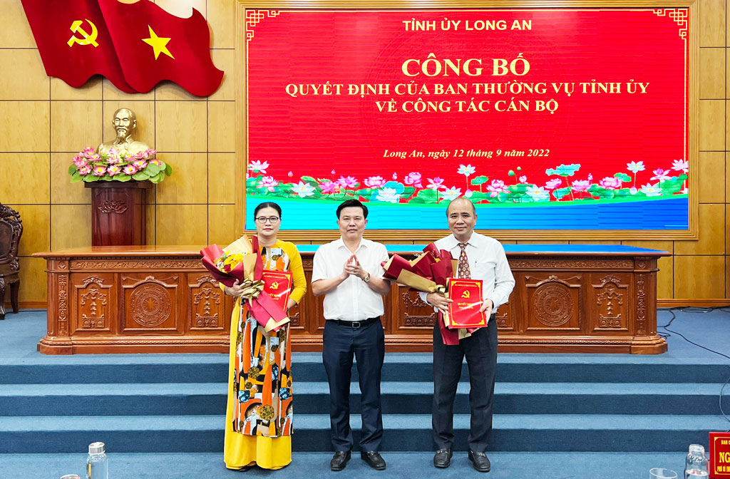 Phó Bí thư Thường trực Tỉnh ủy, Trưởng Đoàn đại biểu Quốc hội tỉnh - Nguyễn Thanh Hải (đứng giữa) trao quyết định, tặng hoa chúc mừng đồng chí Phùng Tấn Tú và đồng chí Nguyễn Thị Huyền Thu.