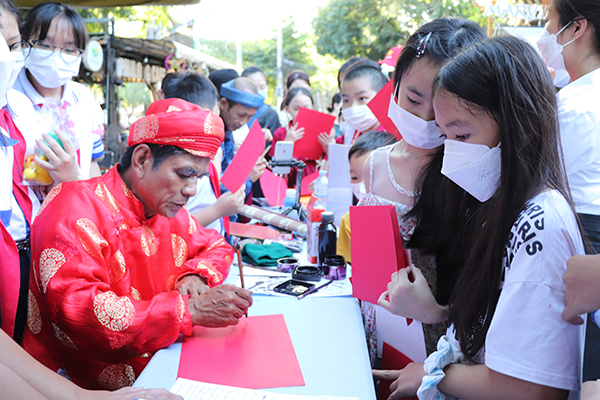 Gian hàng thư pháp Việt tại Lễ hội được các em học sinh đặc biệt ưa thích.