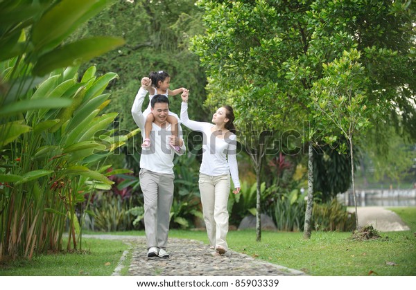 Gia đình Việt ngày càng quan tâm đến sức khỏe thể chất và tinh thần. Nguồn: Shutterstock