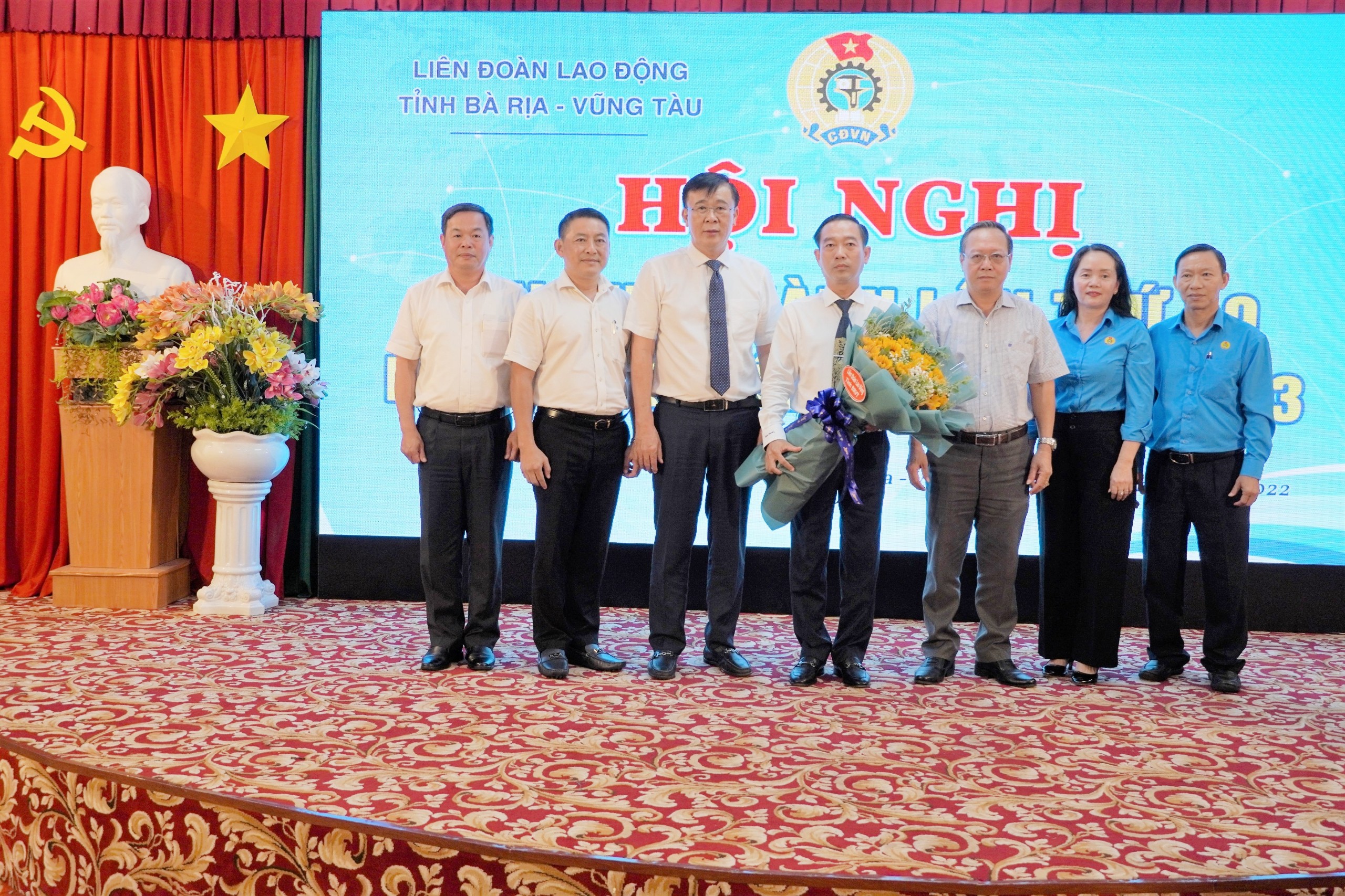 Ông Lê Văn Hòa nhận hoa chúc mừng tại hội nghị.