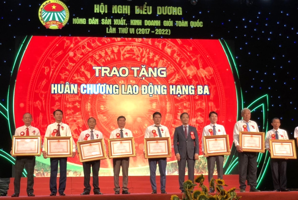 Ông Nguyễn Văn Nhiệm (thứ ba từ trái qua, nông dân Bà Rịa-Vũng Tàu) vinh dự được trao tặng  Huân chương Lao động hạng Ba.