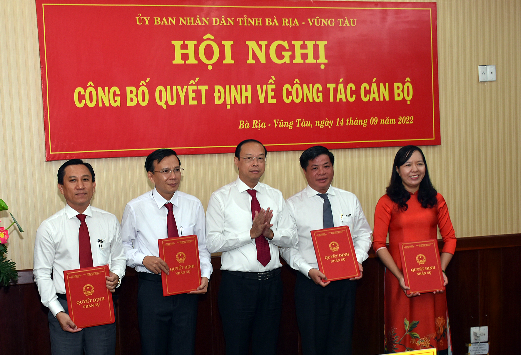 Ông Nguyễn Văn Thọ, Chủ tịch UBND tỉnh đã trao các Quyết định cho ông Võ Thanh Phong (thứ 2 từ phải qua), ông Võ Huy Hoàng (thứ 2 từ trái qua), ông Đỗ Hữu Hiền, bà Nguyễn Thị Ánh Hồng.